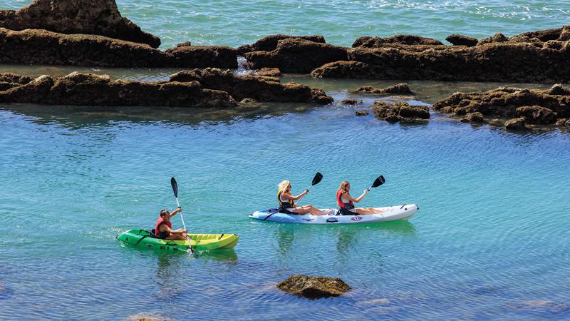 Kayak y paddle surf en Albufeira. Kayak y paddle surf en barco en el Algarve. Despedidas de soltero y soltera en el Algarve