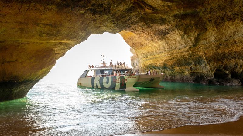Ruta en barco Cuevas y Costa en Albubfeira. Fiesta en barco en el Algarve. Despedidas de soltero y soltera en el Algarve