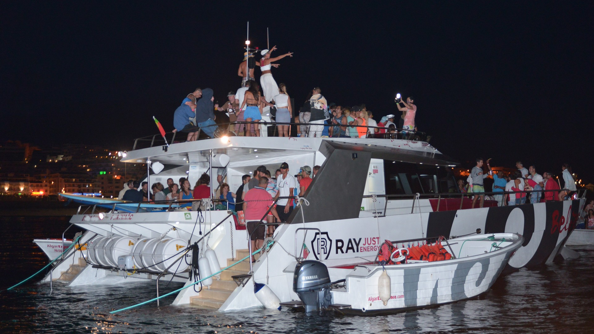 Ruta en barco delfines y barbacoa en Albufeira. Fiesta en barco en el Algarve. Despedidas de soltero y soltera en el Algarve