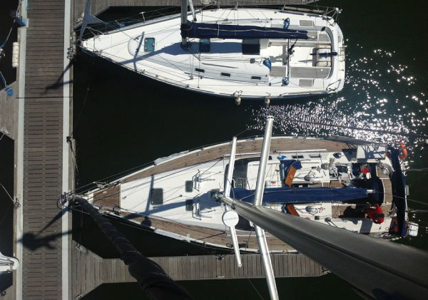 Despedida de soltero en Oporto. Fiesta en barco en Oporto. Alquiler de veleros por el río Duero. Despedidas de soltero y soltera en Oporto, Portugal.